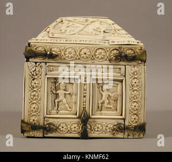 Byzantinischer Sarg aus Konstantinopel aus dem 11. Jahrhundert mit geschnitzten Elfenbein- und Knochendarstellungen von Kriegern und Tänzern, mit vergoldeten Kupferbeschlägen, die byzantinische Kunst und Handwerkskunst veranschaulichen. Stockfoto