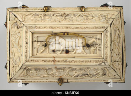 Byzantinischer Sarg aus Konstantinopel aus dem 11. Jahrhundert, aus Elfenbein und Knochen mit vergoldeten Kupferfassungen, die Krieger und Tänzer darstellen und dekorative Kunst und historische Handwerkskunst zeigen. Stockfoto