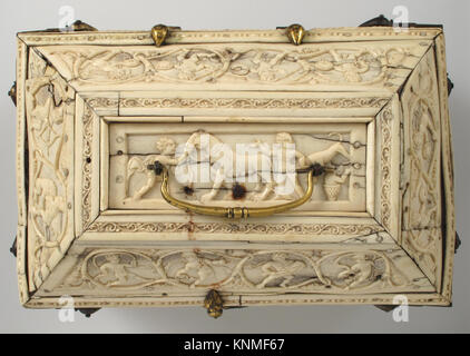 Byzantinischer Sarg aus Konstantinopel aus dem 11. Jahrhundert aus Elfenbein und Knochen mit vergoldeten Kupferfassungen, die dekorative Handwerkskunst und Darstellung von Kriegern und Tänzern zeigen. Stockfoto