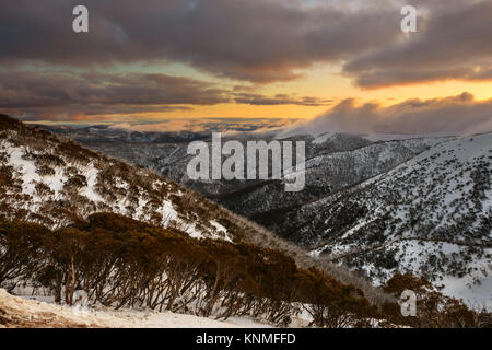 Winter Sonnenuntergang von Mount Hotham Ski Resort, Alpine National Park, Victoria, Australien Stockfoto