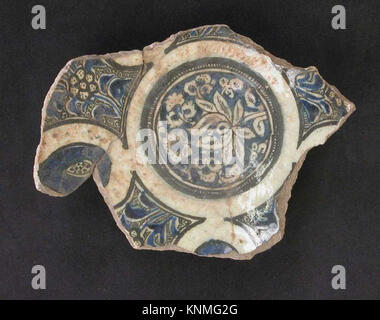 Fragment of a Bowl, 14. Jahrhundert, Syrien zugeschrieben, Medium: Stonepaste; polychromiert unter transparenter Glasur bemalt Stockfoto