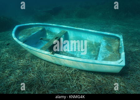 Ein kleines Boot im Wasser versunkenen auf dem Meeresboden mit Blättern von Neptun Gras, Mittelmeer, Katalonien, Costa Brava, Spanien Stockfoto