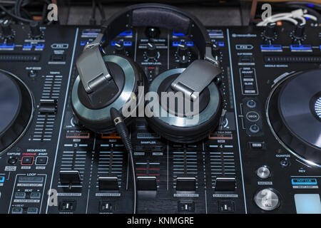 Musik Konsole und Kopfhörer für DJS. DJ Console cd mp4 DJ Mischpult Musik Party im Nachtclub. DJ Console für Experimente mit Musik Stockfoto