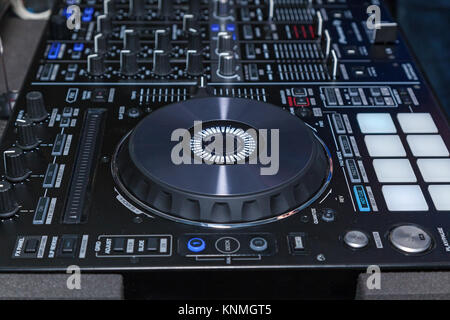 DJ Console cd mp4 DJ Mischpult Musik Party im Nachtclub. DJ Console für Experimente mit Musik Stockfoto