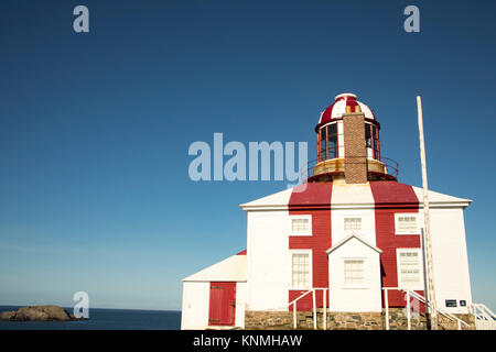 Cape Bonavista Lighthouse, Neufundland, Kanada gegen den blauen Himmel an einem sonnigen Tag. Stockfoto