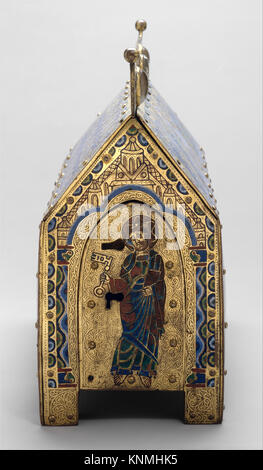 Chasse mit Christus in der Herrlichkeit und das Lamm Gottes MET DT 240744 464494 Französisch, Chasse mit Christus in der Herrlichkeit und das Lamm Gottes, Ca. 1180?90, Champlev? Email: blau-schwarz, dunkel-, mittel- und Hellblau, Türkis, hell und dunkel grün, gelb, rot, durchscheinend Wein rot und weiß; Wood Core, rot lackiert auf äußere; Kupfer: graviert, kratzten, gepunktet und vergoldeten, Gesamt: 8 11/16 x 9 1/4 x 4 3/16 in. (22 x 23,5 x 10,7 cm). Das Metropolitan Museum of Art, New York. Geschenk der J. Pierpont Morgan, 1917 (17.190.523). Stockfoto