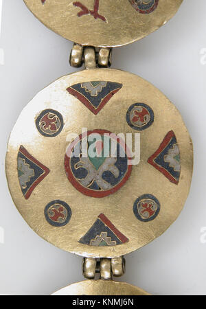 Kette mit Vögeln und geometrischen Motiven MET sf 17-190-682 d4 464556 Kiewer Rus, Kette mit Vögeln und geometrischen Motiven, 1000?1200, Cloisonn? Emaille, Gold, Insgesamt (mit Kette): 6 x 1 x 3/16 in. (15,3 x 2,5 x 0,5 cm) Insgesamt (ohne Kette): 4 x 1 x 3/16 in. (10,1 x 2,5 x 0,5 cm) Insgesamt (mit 17.190.681): 10 3/8 x 1 x 3/16 in. (26,4 x 2,5 x 0,5 cm). Das Metropolitan Museum of Art, New York. Geschenk der J. Pierpont Morgan, 1917 (17.190.682) Stockfoto