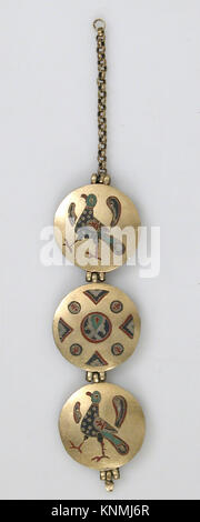 Kette mit Vögeln und geometrischen Motiven MET sf 17-190-682 s1 464556 Kiewer Rus, Kette mit Vögeln und geometrischen Motiven, 1000?1200, Cloisonn? Emaille, Gold, Insgesamt (mit Kette): 6 x 1 x 3/16 in. (15,3 x 2,5 x 0,5 cm) Insgesamt (ohne Kette): 4 x 1 x 3/16 in. (10,1 x 2,5 x 0,5 cm) Insgesamt (mit 17.190.681): 10 3/8 x 1 x 3/16 in. (26,4 x 2,5 x 0,5 cm). Das Metropolitan Museum of Art, New York. Geschenk der J. Pierpont Morgan, 1917 (17.190.682) Stockfoto