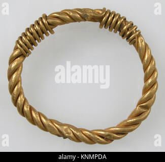 Armband MET sf 17-192-258 s2 465328 Roman, Armband, 3 rd? 4. Jahrhundert, Gold, Gesamt: 2 11/16 x 2 1/2 x 9/16 in. (6,8 x 6,4 x 1,4 cm). Das Metropolitan Museum of Art, New York. Geschenk der J. Pierpont Morgan, 1917 (17.192.258) Stockfoto