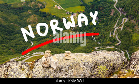 Straße Wicklung von Dorf Geiranger zum Dalsnibba Berg in Mehr og Romsdal County, Norwegen. Stockfoto