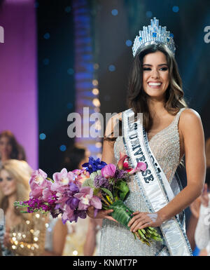 DORAL, Florida - Januar 25: Paulina Vega, Miss Kolumbien 2014 ist der Gewinner von Gabriela Isler, Miss Universe 2013 gekrönt, auf der Bühne am Ende der 63. jährlichen Miss Universe Pageant am Trumpf nationale Doral am Januar 25, 2015 in Doral, Florida. Personen: Paulina Vega, Miss Kolumbien Stockfoto