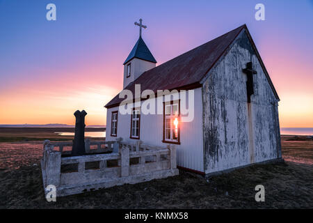 Sonne scheint durch die Kirche bei Sonnenuntergang in Island Stockfoto