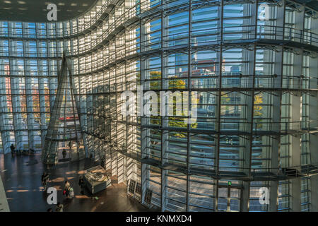 Innenansicht des National Art Center Tokyo (NIST) (Kokuritsu Shin-Bijutsukan). Von Kisho Kurokawa, in Roppongi Bezirk konzipiert Stockfoto
