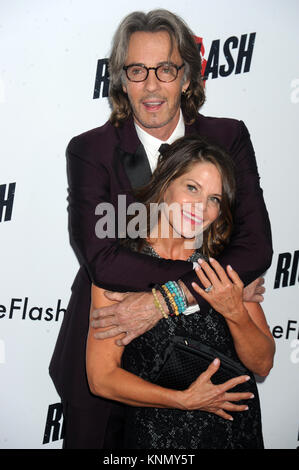 NEW YORK, NY - AUGUST 03: Rick Springfield, Porter Barbara besucht die 'Ricki und Der Flash" New York Premiere bei AMC Lincoln Square Theater am 3. August 2015 in New York City. Personen: Rick Springfield, Porter Barbara Stockfoto