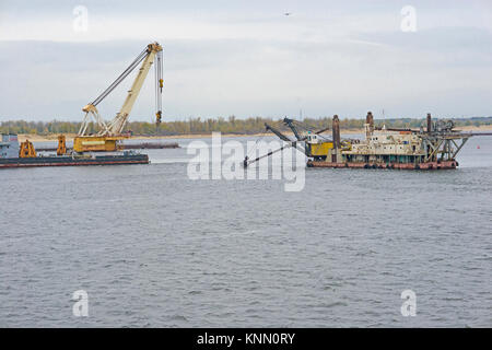 Seil bagger und Kran auf schwimmenden Plattformen arbeiten für das Clearing und die Vertiefung des Flussbettes. Wolgograd. Gebiet Wolgograd, Russland. 14. Oktober Stockfoto