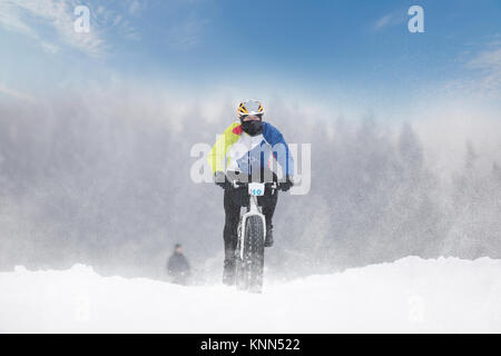 DESTNE, TSCHECHISCHE REPUBLIK - 27 Januar, 2017: Radfahrer winter Bike springt auf Schnee. Winter, Extremsport. Stockfoto