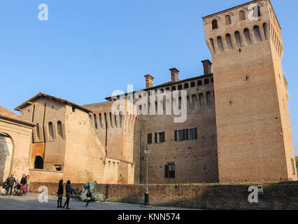 Vignola, Italien - 30. Oktober 2016: Touristen in der Nähe von beeindruckenden alten Festung. Emilia-Romagna Modena Stockfoto