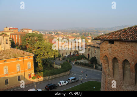 Vignola, Italien - 30. Oktober 2016: parkende Autos im historischen Zentrum von Vignola. Emilia-Romagna Modena Stockfoto