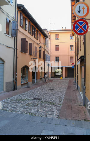 Vignola, Italien - 30. Oktober 2016: Touristen in den engen Gassen der Altstadt. Emilia-Romagna Modena Stockfoto