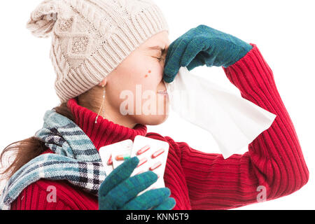 Warm gekleidete Frau, ihre Nase weht und halten Medizin tabletes so kalt Influenza Virus Konzept Stockfoto