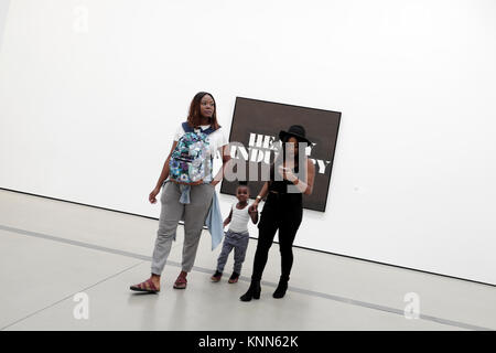 Besucher Kunstwerke und Frau auf der Suche nach Handy in eine Kunstgalerie an der breiten Museum in der Innenstadt von Los Angeles suchen, LA USA KATHY DEWITT Stockfoto
