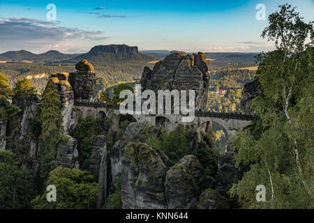 Brücke Bastei in der Sächsischen Schweiz, bei Sonnenaufgang und Nebel über der Elbe, Nationalpark Sächsische Schweiz. Deutschland Stockfoto