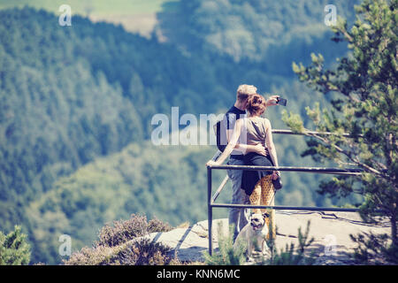 Bonn, Deutschland - 14 August 2017 ein liebevolles Paar ist eine selfie Foto auf dem Smartphone im Freien auf einer Anzeige nach oben Lilienstein. Stockfoto