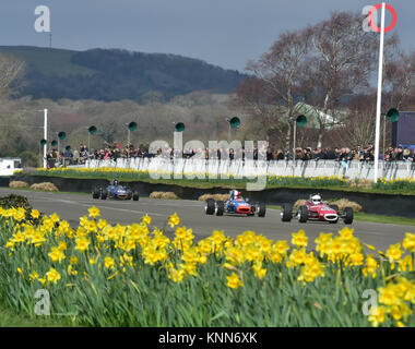 Julian Maynard, Chevron-Ford B17, Thierry Gallo, Tecno-Ford, Peter Thompson, Brabham-Ford BT21, Derek Bell Cup, Goodwood 73 MM März 2015, 73rd, 73 Stockfoto