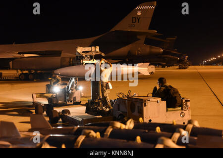 Us Air Force Piloten während der Übung Global Thunder 2018 der 7 Aircraft Maintenance Squadron Last inert Munition auf einer B-1B Lancer an Dyess Air Force Base, Texas, November 2, 2017 zugeordnet. Globale Donner ist eine jährliche US Strategic Command (USSTRATCOM) Übung entwickelt Ausbildungsmöglichkeiten zu testen, validieren Kommando-, Kontroll- und operativen Verfahren und zur Verfügung zu stellen. Übungen wie Globale Donner beinhalten umfangreiche Planung und Koordinierung einzigartige Ausbildungsmöglichkeiten für zugeordnete Einheiten und Kräfte zur Verfügung zu stellen. (U.S. Air Force Stockfoto