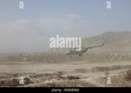 Ein Mi-8 Helikopter Hulk ist der Afghanischen Armee Special Operations Command School of Excellence für den Einsatz als Adjutant im Camp Commando, Kabul, Afghanistan, Nov. 29, 2017 geliefert. Die ANASOC SOE ist für die Ausbildung von zusätzlichen 4.000 Kommandos vor Beginn des nächsten Frühling in Unterstützung der Afghanischen road map 2020 verantwortlich. (U.S. Armee Stockfoto