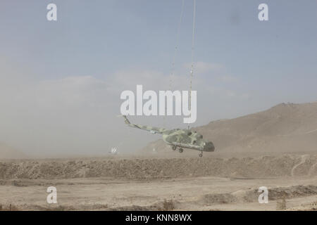 Ein Mi-8 Helikopter Hulk ist der Afghanischen Armee Special Operations Command School of Excellence für den Einsatz als Adjutant im Camp Commando, Kabul, Afghanistan, Nov. 29, 2017 geliefert. Die ANASOC SOE ist für die Ausbildung von zusätzlichen 4.000 Kommandos vor Beginn des nächsten Frühling in Unterstützung der Afghanischen road map 2020 verantwortlich. (U.S. Armee Stockfoto