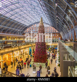 Weihnachtsbaum am Bahnhof St Pancras Stockfoto