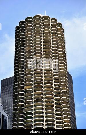 Einer der beiden einzigartigen Maiskolben - styled Türme von Marina City. Die Türme wurden 1968 an der Chicago River abgeschlossen. Chicago, Illinois, USA. Stockfoto