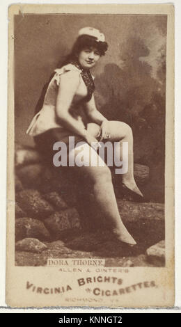 Zigarettenkarte mit der Schauspielerin Dora Thorne aus der Schauspielerserie für Virginia Brights Cigarettes. Die Karte zeigt ein Porträt von Thorne im Kostüm, Teil einer Sammlerserie. Stockfoto