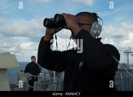 Ozean (31. 5, 2017) Operations Specialist 2. Klasse Duante Owens aus Raleigh, North Carolina, einen Kontakt beobachtet während der ständigen Aussichtspunkt auf den amphibischen Angriff Schiff USS Iwo Jima (LHD 7) Während eine Auffüll-anforderung auf See mit der Flotte Auffüllung öler USNS Big Horn (T-AO 198). Iwo Jima, Komponenten der Iwo Jima Amphibious Ready Gruppe und der 26 Marine Expeditionary Unit sind die Durchführung einer kombinierten Composite Trainingsgerät Übung, ist der Höhepunkt der Ausbildung für die Navy-Marine Corps Team und wird für die Bereitstellung zu zertifizieren. (U.S. Marine Stockfoto