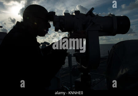 Ozean (31. 5, 2017) Operations Specialist 2. Klasse Duante Owens aus Raleigh, North Carolina, einen Kontakt beobachtet während der ständigen Aussichtspunkt auf den amphibischen Angriff Schiff USS Iwo Jima (LHD 7) Während eine Auffüll-anforderung auf See mit der Flotte Auffüllung öler USNS Big Horn (T-AO 198). Iwo Jima, Komponenten der Iwo Jima Amphibious Ready Gruppe und der 26 Marine Expeditionary Unit sind die Durchführung einer kombinierten Composite Trainingsgerät Übung, ist der Höhepunkt der Ausbildung für die Navy-Marine Corps Team und wird für die Bereitstellung zu zertifizieren. (U.S. Marine Stockfoto