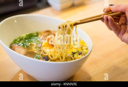 Japanische Ramen-Nudeln (Prairie Schweinefleisch) aus der Prairie-Nudel-Shop in Edmonton, Alberta, Kanada. Stockfoto