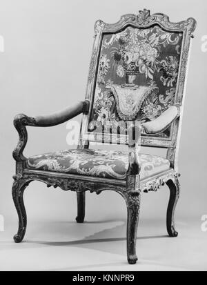 Französischer Fauteuil-Sessel aus dem ersten Viertel des 18. Jahrhunderts, hergestellt aus geschnitztem und vergoldetem Buchenholz mit Wandteppichen aus Wolle Aubusson. Misst 47 120,7 x 69,9 x 54,9 cm. Im Metropolitan Museum of Art, New York. Geschenk von J. Pierpont Morgan, 1906. Stockfoto
