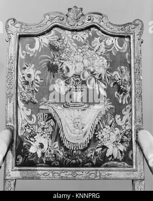 Ein französischer Sessel (Fauteuil) aus dem ersten Viertel des 18. Jahrhunderts, geschnitztes und vergoldetes Buchenholz mit Wollbezügen aus Aubusson, 47 1/2 x 27 1/2 x 21 5/8 cm, Teil der MET-Kollektion, beispielhaft für Möbeldesign und Handwerkskunst der Zeit. Stockfoto