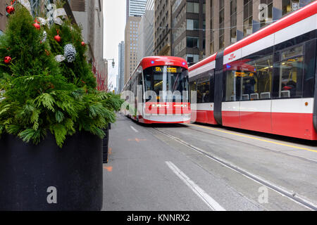 Toronto Transit Commission (TTC) Bombardier FLEXITY Outlook Straßenbahn in der King Street W, in der Innenstadt von Toronto, Kanada. Stockfoto