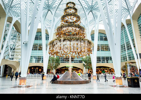 Brookfield Place (früher BCE Place) Santiago Calatrava's Allen Lambert Galleria Indoor Weihnachtsbaumschmuck, Downtown Toronto, Ontario, Kanada Stockfoto