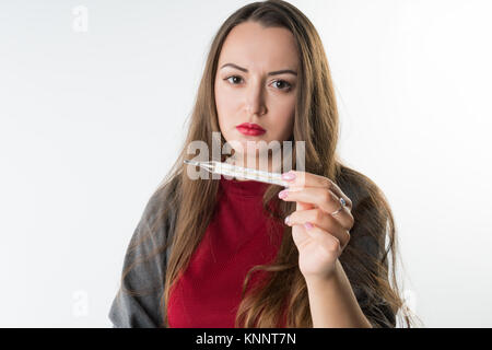 Kranken Frau, die ihre Temperatur prüfen. Sie ist kalt und Fieber Stockfoto