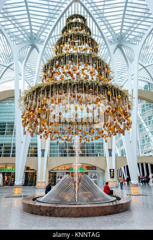 Brookfield Place (früher BCE Place) Santiago Calatrava's Allen Lambert Galleria Indoor Weihnachtsbaumschmuck, Downtown Toronto, Ontario, Kanada Stockfoto