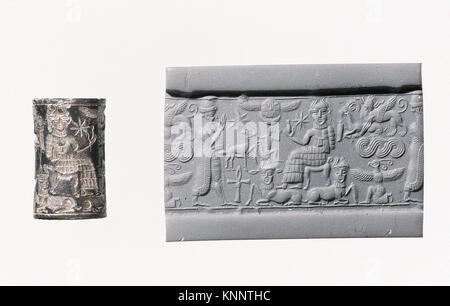 Ein Zylindersiegel und ein moderner Eindruck, der einen königlichen Anbeter vor einer Gottheit auf einem Thron mit Stieren mit menschlichem Kopf zeigt, die für historische Studien aufbewahrt wurden. Stockfoto