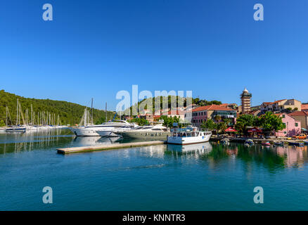 Hafen und das Stadtbild von Skradin. Skradin ist eine kleine mittelalterliche Stadt am Eingang zum Nationalpark Krka bei Sibenik, Kroatien, 27. Mai 2017 Stockfoto