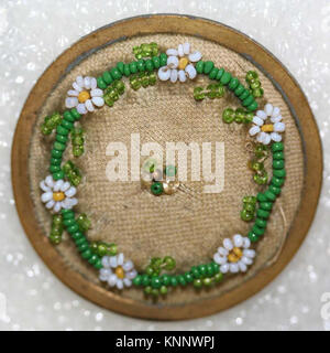 Seite aus einem illustrierten Buch mit Button MET 51.47.648 115305, in dem der historische Kontext und die visuellen Merkmale hervorgehoben werden. Stockfoto