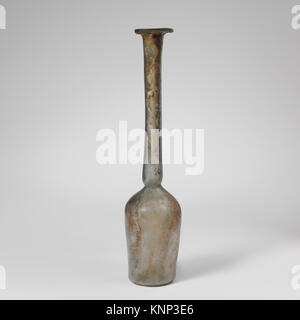 Römische Glasparfümflasche aus dem 1. Bis 2. Jahrhundert n. Chr. mit einem durchscheinenden hellblau-grünen Körper mit zylindrischem Hals. Stockfoto