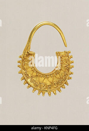 Gold sichelförmige Ohrring MET GR 553 243022 Stockfoto