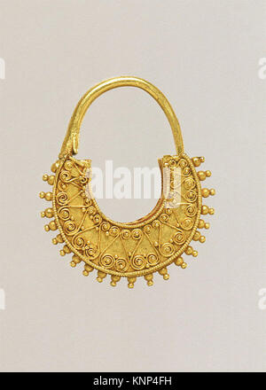 Gold sichelförmige Ohrring MET GR 554 243023 Stockfoto