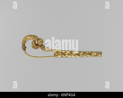 Gold serpentine Fibula (Safety Pin) mit Tieren in der Granulation MET DP 119622 245958 Stockfoto